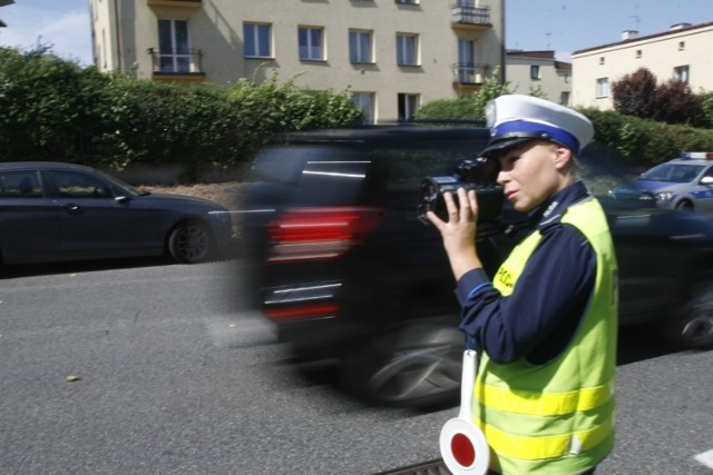 Po zaostrzeniu przepisów szybciej można będzie uzbierać 24 punkty karne i stracić prawo jazdy. Stąd wielu kierowców spieszy się, aby zmniejszyć ich pulę na swoim koncie