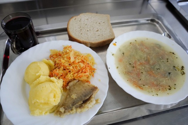 Takie potrawy spożywają osoby przebywające w strzeżonych ośrodkach dla cudzoziemców Straży Granicznej w Polsce. Nz. obiad z 9 grudnia w ośrodku w Przemyślu.