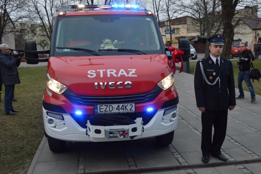Nowy wóz dla strażaków ochotników ze Zduńskiej Woli [zdjęcia]