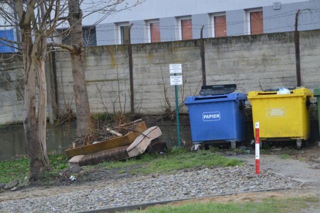 W Gorlicach jest kilka miejsc, do których odpady wielkogabarytowe podrzucane są systematycznie. Jedno z nich to sąsiedztwo bloku Szopena 13