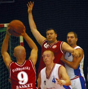 Koszykarzom Sportowca nie brakuje serca do walki. Michał Saran i Wojciech Kukuczka (z prawej) w pojedynku z asem Basketu Piotrem Szybilskim (z nr 12).