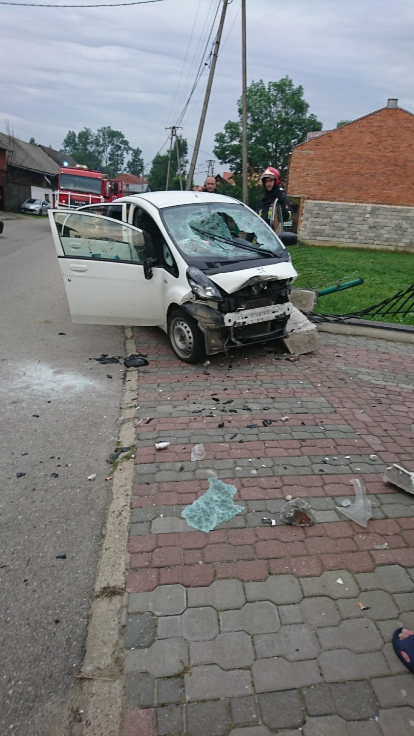 Podhale: Poranny wypadek w Waksmundzie. Samochód uderzył w przydrożny słup [ZDJĘCIA]