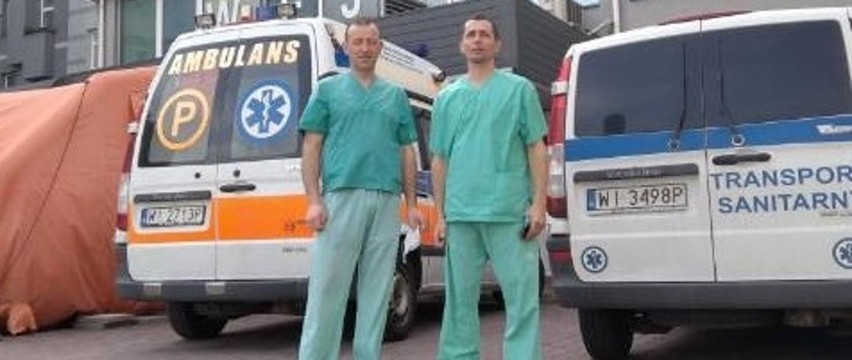 Dwaj strażacy-ratownicy z Jasła stawiają czoła pandemii w największym warszawskim szpitalu