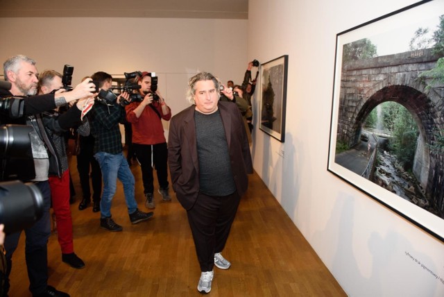 Gregory Crewdson w niedzielę otworzył wystawę swoich fotografii w CSW w Toruniu. Dziś (poniedziałek) spotka się z publicznością w Bydgoszczy.
