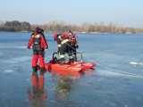 Opolscy i olescy strażacy ćwiczyli ratowanie ludzi, którzy wpadli pod lód [ZDJĘCIA] 