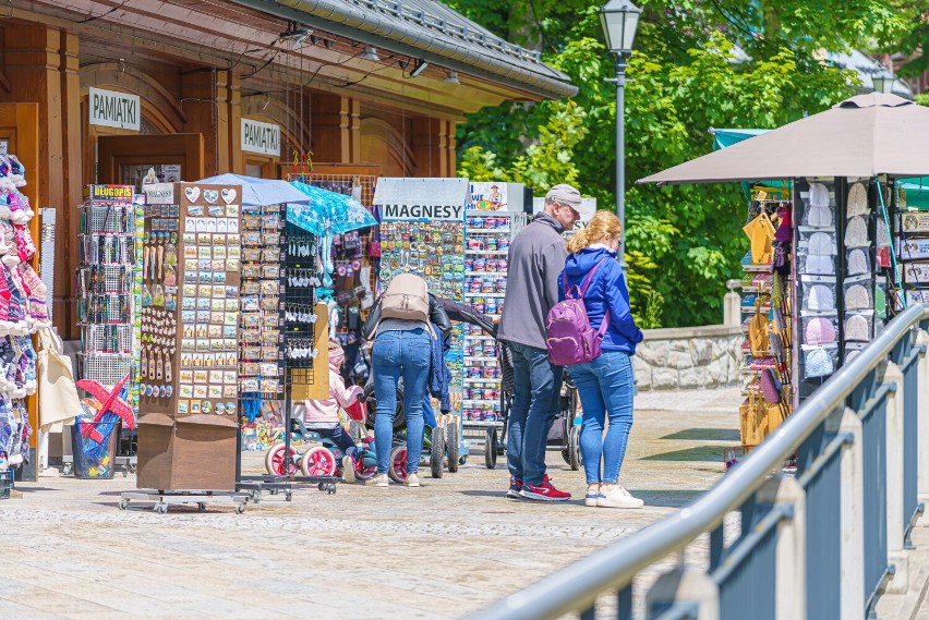 Krynica-Zdrój. Najazd turystów na uzdrowisko. Na deptaku jedni oglądali pokazy, inni się szczepili [ZDJĘCIA]