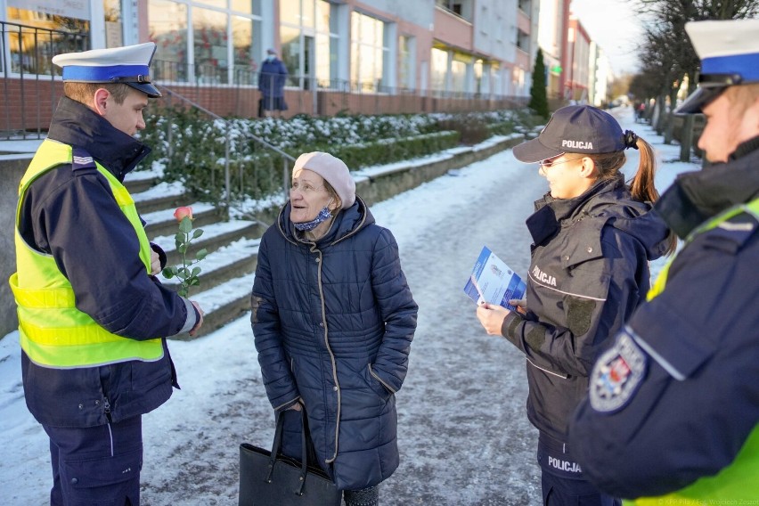 Na Dzień Babci i Dzień Dziadka. Policjanci z Piły złożyli życzenia seniorom! 