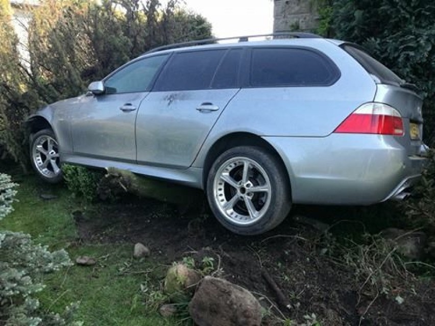 Pijany kierowca BMW w Piecach wjechał do ogrodu