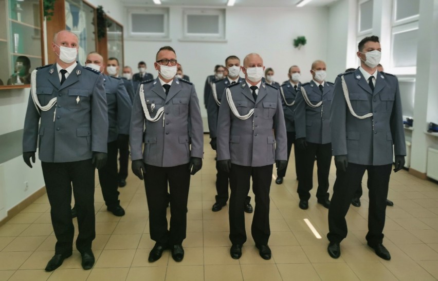 Czterdziestu dwóch policjantów z Komendy Powiatowej Policji...