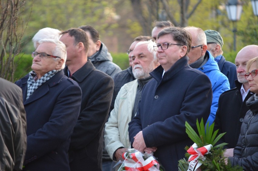 Głogów: Msza święta i kwiaty przy pomniku Ofiar Katyńskich w rocznicę katastrofy smoleńskiej