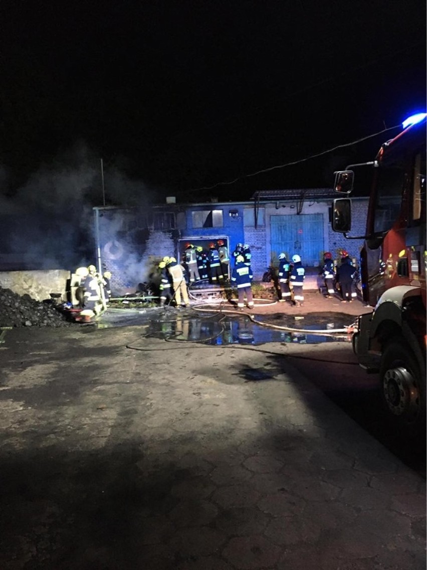Groźny pożar na terenie bazy GS w Łęgu Tarnowskim [ZDJĘCIA]