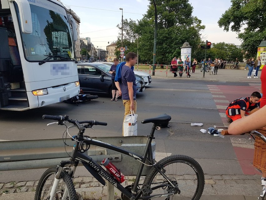Wypadek w Krakowie. Motocyklista uderzył w samochód i autobus