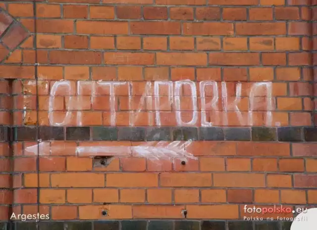 W wielu miejscach we Wrocławiu można spotkać jeszcze sowieckie napisy na murach...