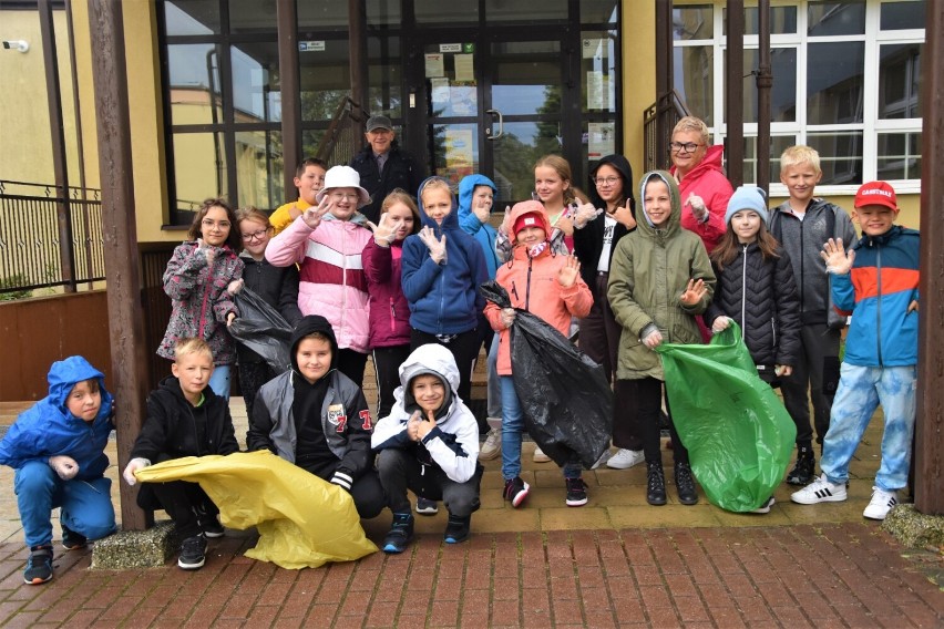 Uczniowie klasy 4 e wzięli udział w akcji "Sprzątanie świata...