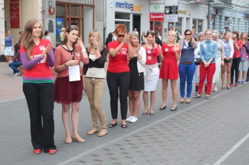 Grupa wolontariuszy zatańczyła poloneza na ul. Piotrkowskiej promując akcję pt. "Szlachetna Paczka".