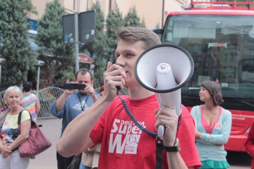 Grupa wolontariuszy zatańczyła poloneza na ul. Piotrkowskiej promując akcję pt. "Szlachetna Paczka".