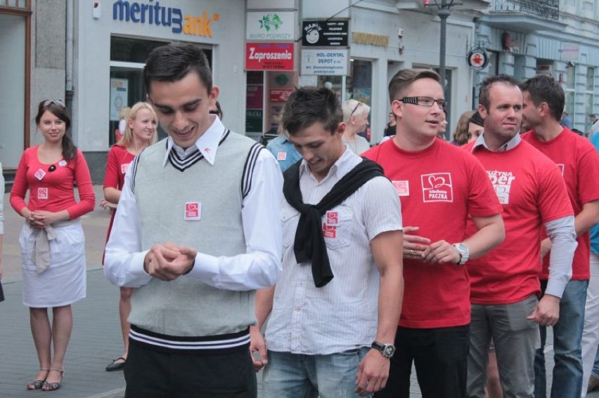 Grupa wolontariuszy zatańczyła poloneza na ul. Piotrkowskiej promując akcję pt. "Szlachetna Paczka".