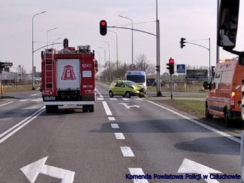 Człuchów. Wypadek drogowy na alei Jana Pawła II z ulicą Traugutta. Zderzyły się trzy samochody