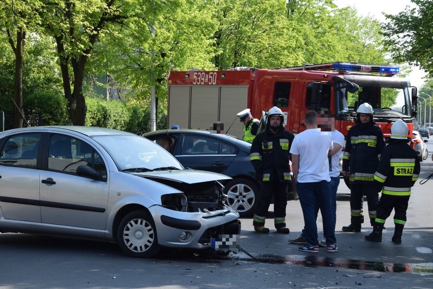 Zderzenie na ul. Broniewskiego w Sieradzu. Incydent z udziałem dwóch aut, jedna osoba poszkodowana