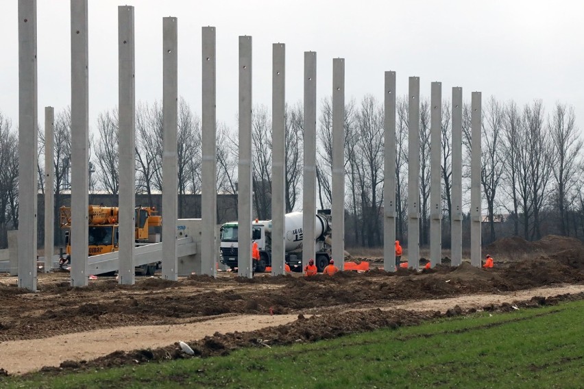 Budowa hali na byłym lotnisku w Legnicy.