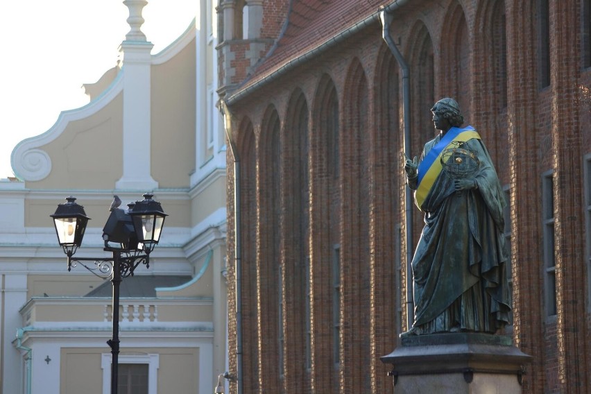 02.03.2022 torun pomnik kopernika z flaga ukrainy flaga...