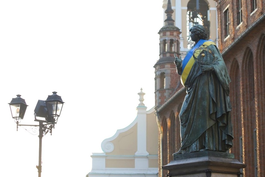 Pomnik Kopernika z flagą Ukrainy. Zdjęcie z 2 marca 2022...
