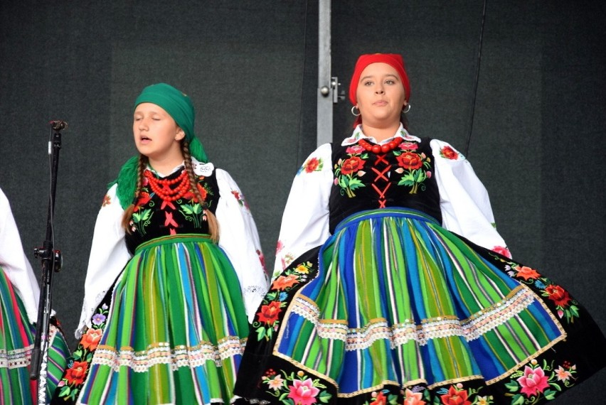 Skierniewickie Święto Kwiatów, Owoców i Warzyw 2019: Kapela ludowa Jerzego Jasiaka i Akademia 4-20 na scenie CKiS [ZDJĘCIA, FILM]