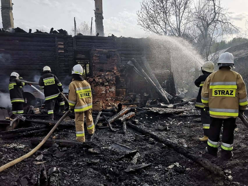 W piątek ogień strawił dom letniskowy i garaż w miejscowości...