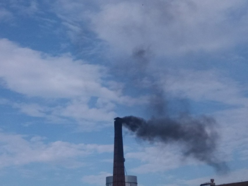 Buchający dymem komin szpeci wizerunek miasta