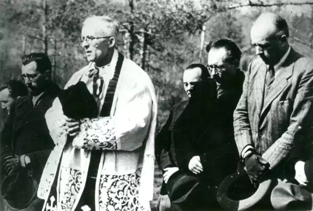 Polska delegacja w Katyniu nad "dołami śmierci", obecna w trakcie ekshumacji w 1943 roku.