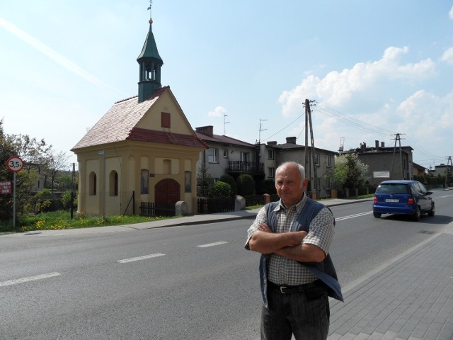 Krystian Gawlik czeka na zakończenie remontu zabytkowej kapliczki w Rowniu