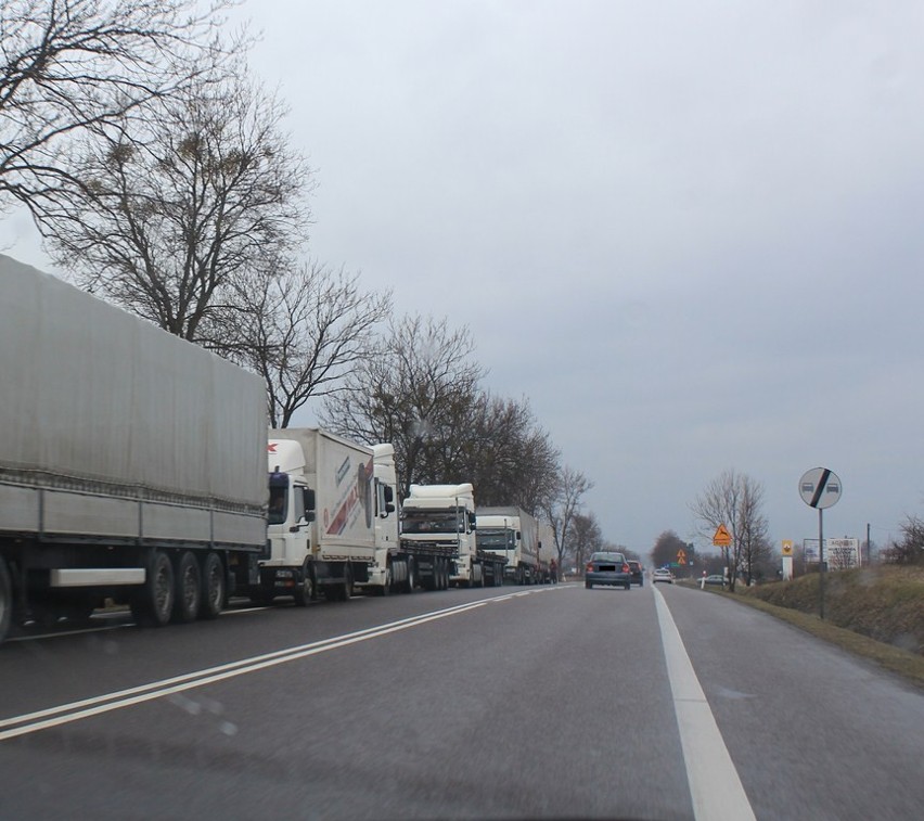 Wydłuża się kolejka TIR-ów czekających na wyjazd z Polski....