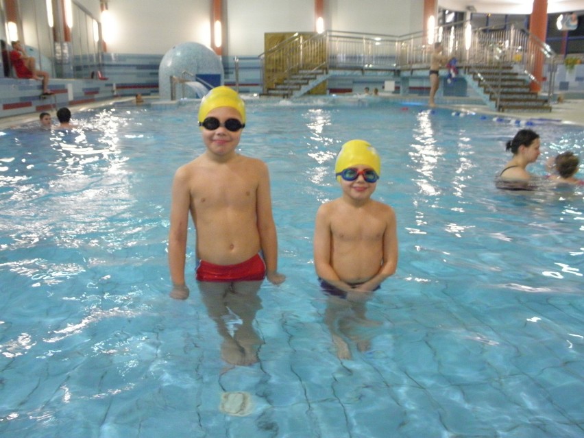 7-letni Kuba z 6-letnim bratem Wiktorem pływali w...