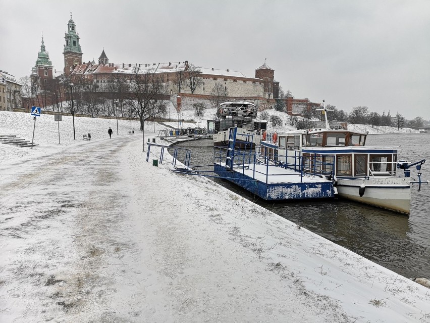 Zimowa niedziela w Krakowie. Spadł śnieg, ścisnął mróz i miasto zrobiło się białe [ZDJĘCIA]