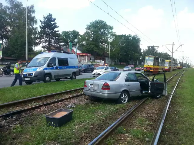 Wypadek na al. Włókniarzy w Łodzi. 24 lipca kierowca mercedesa stracił panowanie nad samochodem i wjechał na torowisko. Na szczęście nikomu nic się nie stało