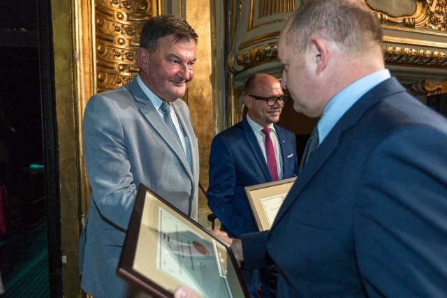 Certyfikaty otrzymali m.in. starosta bydgoski (pierwszy z lewej) i burmistrz Koronowa