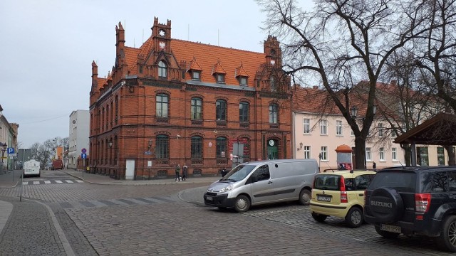 Termin wyborów prezydenckich nie uległ zmianie - to 10 maja.  Sejm przyjął ustawę wprowadzającą głosowanie korespondencyjne. Każdy z uprawnionych do głosowania dostanie karty do głosowania do skrzynek. Poczta Polska ma na ich dostarczenie 7 dni, w tygodniu poprzedzającym datę wyborów