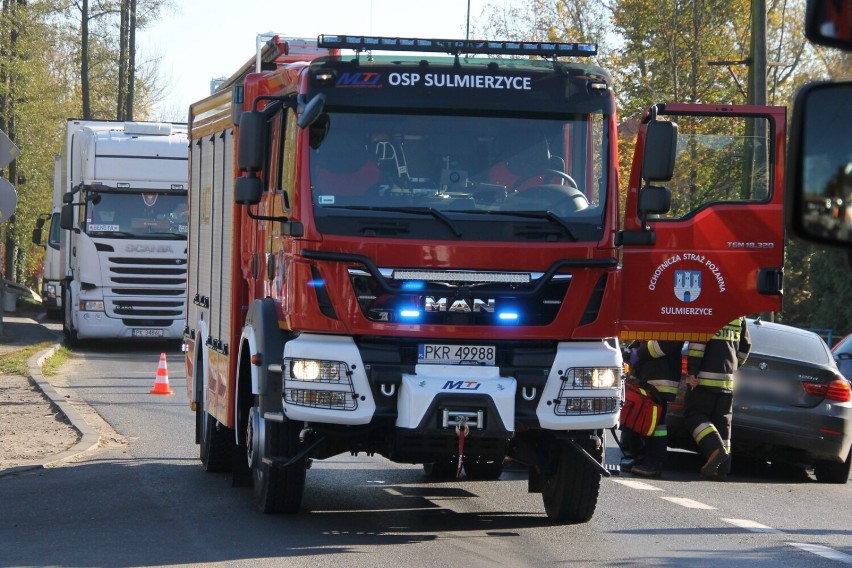 AKTUALIZACJA: Wypadek dwóch aut w Sulmierzycach. Jedna osoba trafiła do szpitala [ZDJĘCIA]