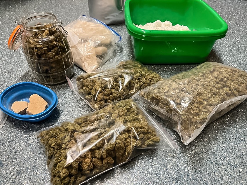 Narkotyki w mieszkaniu na Pradze-Północ. Ponad 4 kilo: marihuana, heroina, amfetamina i klefedron