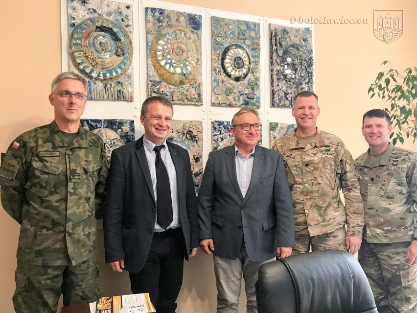 Bolesławiec: Nowa zmiana żołnierzy amerykańskich z wizytą w Ratuszu