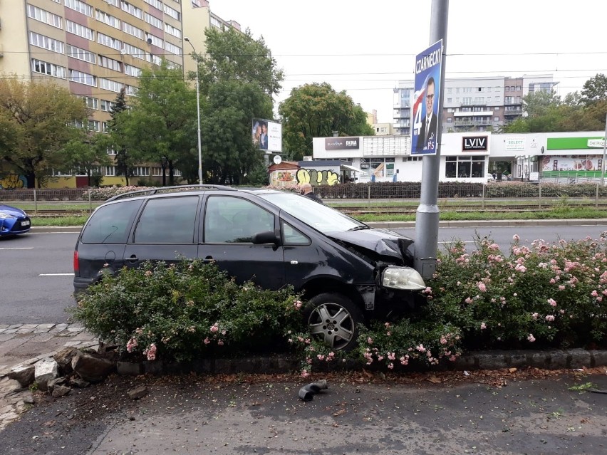 Uwaga kierowcy. Groźnie wyglądający wypadek na ul. Legnickiej. Są utrudnienia w ruchu