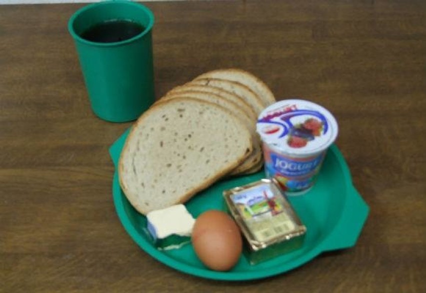 Na zdjęciu śniadanie w ZK we Wronkach, czyli: chleb, masło,...