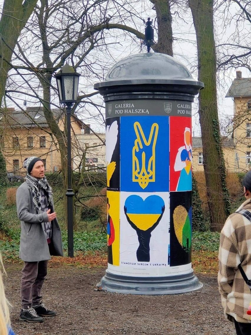 "Galeria pod Halszką" w Szamotułach w niebiesko-żółtych barwach