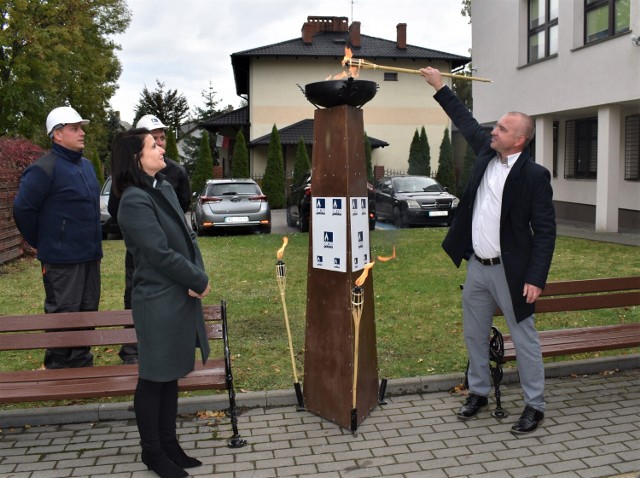 Inwestycje zwieńczono podpaleniem znicza, symbolizującego wg gazowniczej tradycji zakończenie budowy ważnych odcinków gazociągowych.