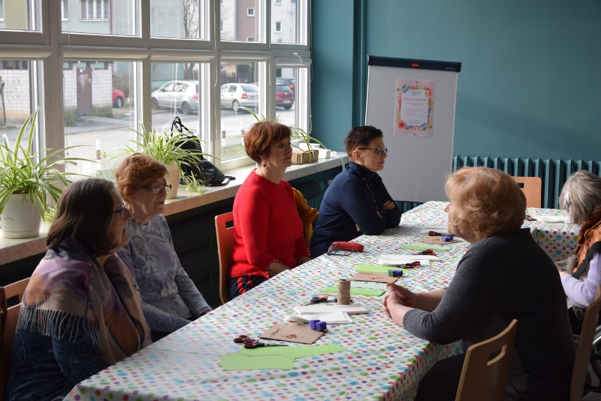 Kreatywne warsztaty dla seniorów w skierniewickiej Miejskiej Bibliotece Publicznej 