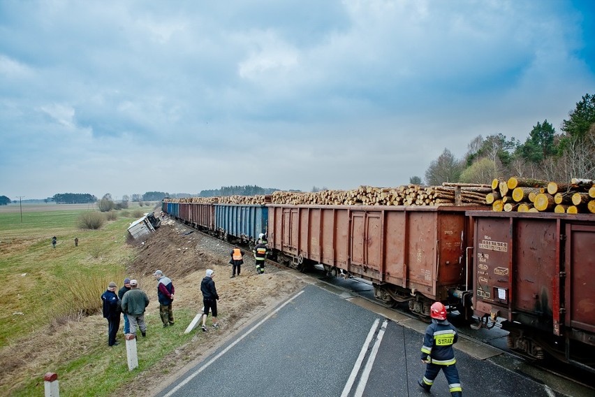 Ciężarówka wjechała pod pociąg - droga krajowa numer 63 w Bielanach zablokowana [ZDJĘCIA]