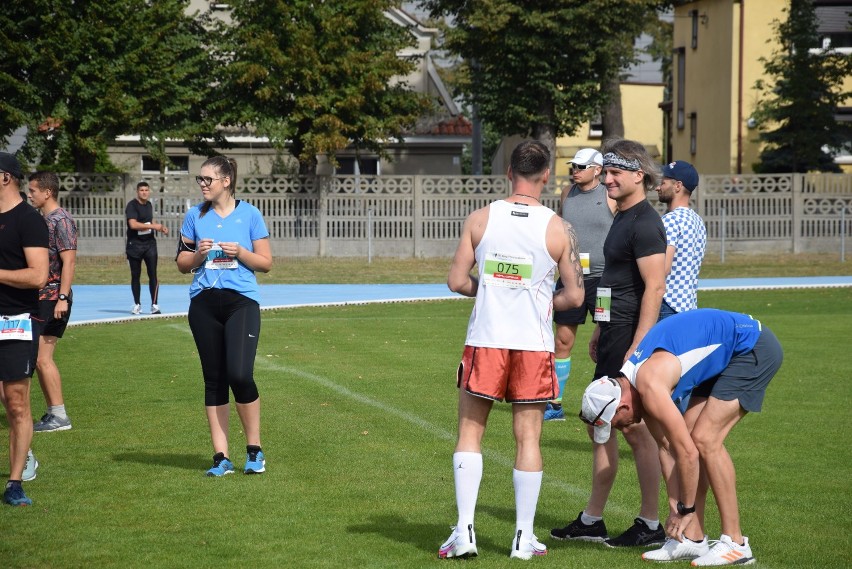 Bieg Przemysława w Pleszewie tym razem rozpoczął się na stadionie  [ZDJĘCIA ZE STARTU]