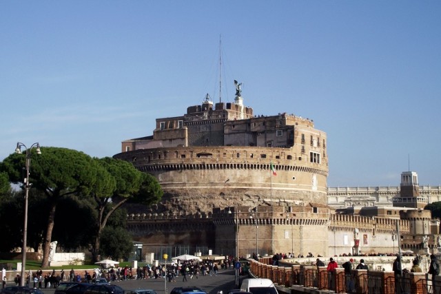 Na lewym brzegu Tybru, w pobliżu Watykanu wznosi się Zamek Świętego Anioła (Castel Sant'Angelo).  Zamek wybudowany pod koniec życia cesarza Hadriana. Budowla miała być grobowcem dla cesarza, jego rodziny oraz następc&oacute;w.
Fot. Dorota Michalczak