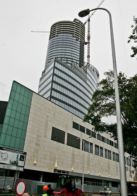 Wrocław: Wiecha zawisła na Sky Tower. Budowę odwiedził Leszek Czarnecki