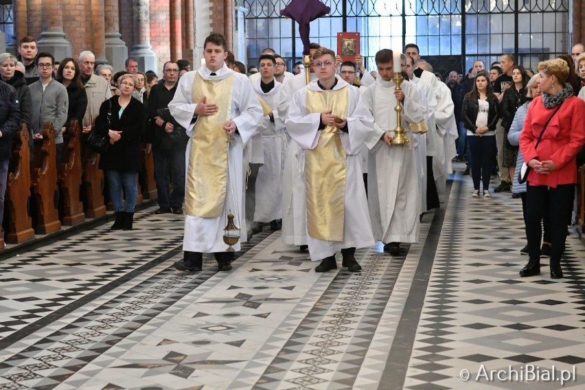 Do dziękczynienia Bogu za dar kapłaństwa i Eucharystii...